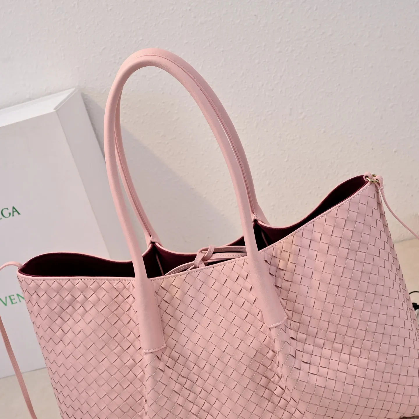 Batch 2660 Bv 2025 early spring series Pinacoteca medium tote handbag. The front is made of classic Intreccia woven cow leather. It is low-key and luxurious. The flip side is made of warm suede. It instantly switches to a lazy and casual style. It has a large internal capacity. It is no pressure to carry a computer for commuting. It is also thoughtfully matched with a small detachable bag. It feels full and full of security. The woven texture is so delicate that you can't put it down. The highlight is that it is super versatile. Come and get your new bag😝 Model: 7166 Size: 23*43*14.5cm
